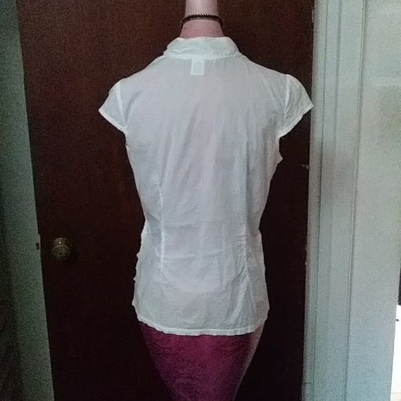WHITE CHARLOTTE RUSSE FITTED/ROUCHED BLOUSE - Picture 5 of 9